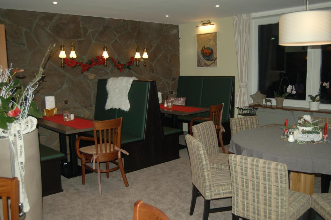 Hotel-Ferienwohnungen Cafe Maarblick Schalkenmehren Exterior photo